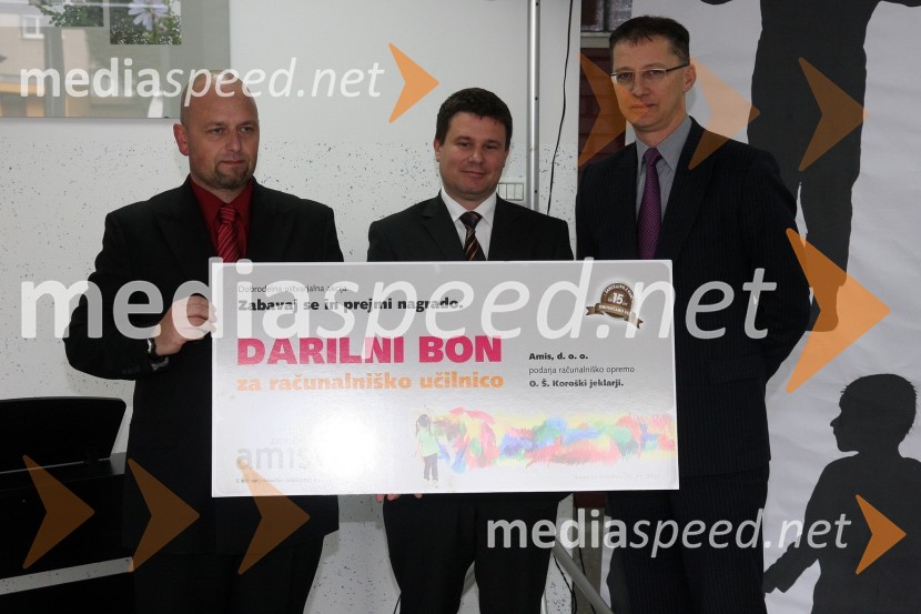 Aljaž Banko, ravnatelj Osnovne šole Koroški jeklarji, Boštjan Košak, direktor podjetja Amis d.o.o. in Igor Lukšič, minister za šolstvo in športPodjetje Amis podelilo računalniško opremo OŠ Koroški jeklarji Ravne na Koroškem