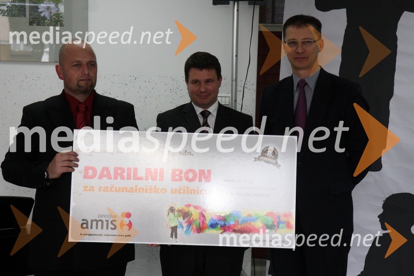 Aljaž Banko, ravnatelj Osnovne šole Koroški jeklarji, Boštjan Košak, direktor podjetja Amis d.o.o. in Igor Lukšič, minister za šolstvo in športPodjetje Amis podelilo računalniško opremo OŠ Koroški jeklarji Ravne na Koroškem