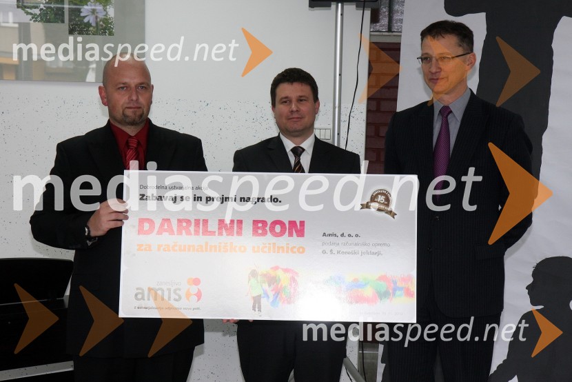 Aljaž Banko, ravnatelj Osnovne šole Koroški jeklarji, Boštjan Košak, direktor podjetja Amis d.o.o. in Igor Lukšič, minister za šolstvo in športPodjetje Amis podelilo računalniško opremo OŠ Koroški jeklarji Ravne na Koroškem