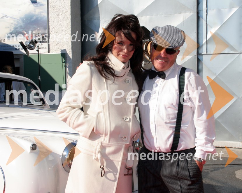 Lastnik oldtimerja Jaguar automatic VSU 556 Vlado Čeh in hrvaška pevka SeverinaSeverina - backstage fotografiranja za katalog nove Rašicine blagovne znamke Fabula