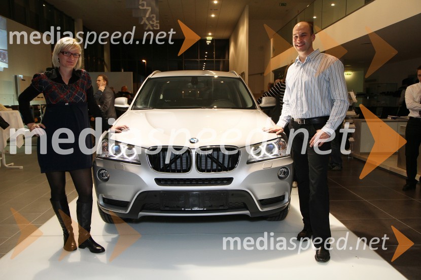 Barbara in Gregor CvetkoSalon Selmar predstavil novi BMW X3