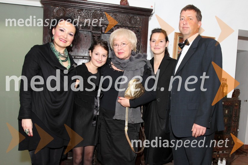 Nina Župevec, lastnica gostilne Katrca, hči Pia Župevec, Manja Pečnik Vovk, hči Sara Župevec in Bojan Župevec, lastnik gostilne Katrca1.obletnica gostilne Katrca