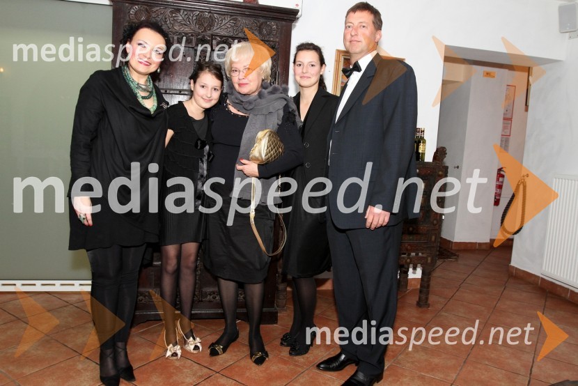 Nina Župevec, lastnica gostilne Katrca, hči Pia Župevec, Manja Pečnik Vovk, hči Sara Župevec in Bojan Župevec, lastnik gostilne Katrca1.obletnica gostilne Katrca