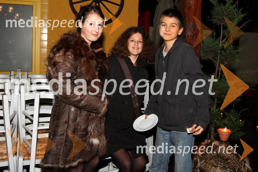 Pia Župevec s prijatelji1.obletnica gostilne Katrca