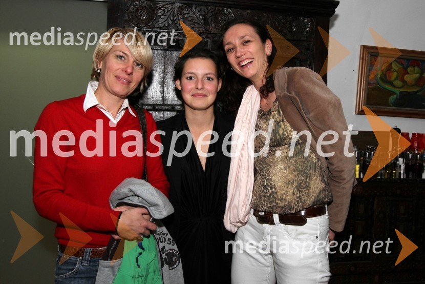 Marija Hrovat, Sara Župevec in Mojca Krečič1.obletnica gostilne Katrca