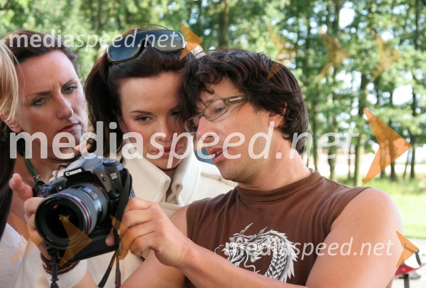 Ekipa med ogledovanjem fotografijSeverina - backstage fotografiranja za katalog nove Rašicine blagovne znamke Fabula