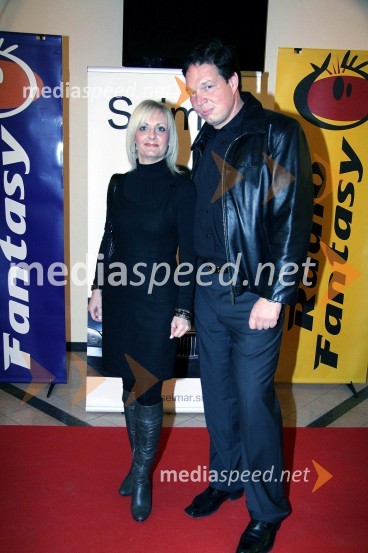 Viki Ašič, glasbenik v skupini Vitezi Celjski in spremljevalkaModni navdihi