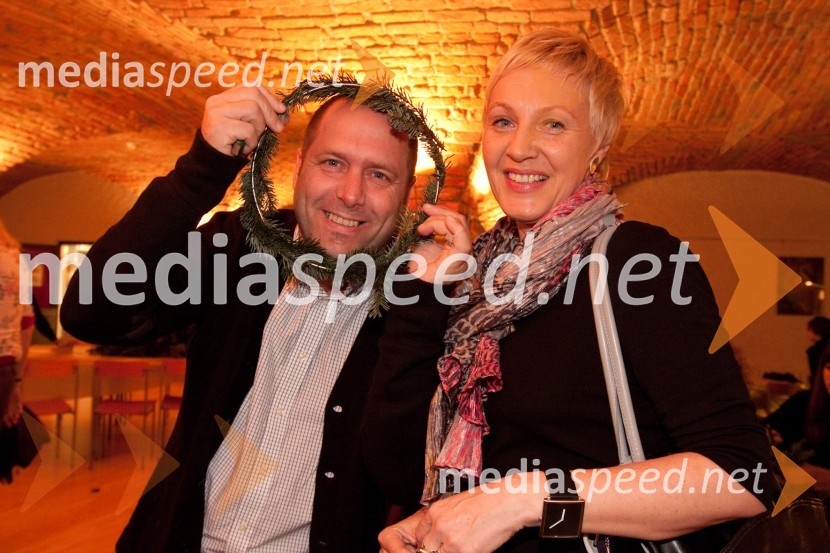 Robert Bogataj, fotograf in Meta ORnikIzdelovanje adventnih venčkov z znanimi Slovenci