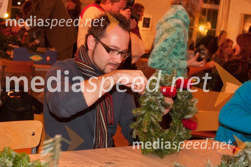 Aljaž Farasin, član skupine EroikaIzdelovanje adventnih venčkov z znanimi Slovenci