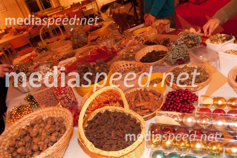 Izdelovanje adventnih venčkov z znanimi Slovenci