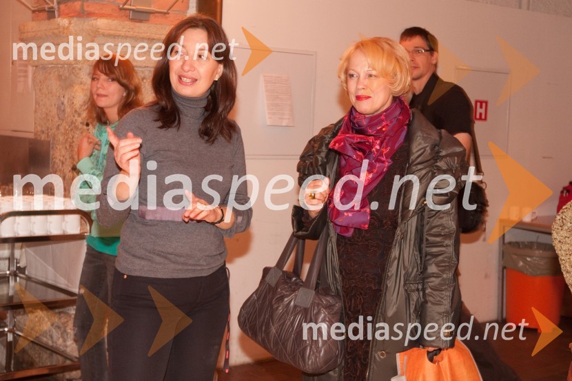 Branka Strmole Ukmar, pedagoginja in Mojca Makuc, modna oblikovalkaIzdelovanje adventnih venčkov z znanimi Slovenci