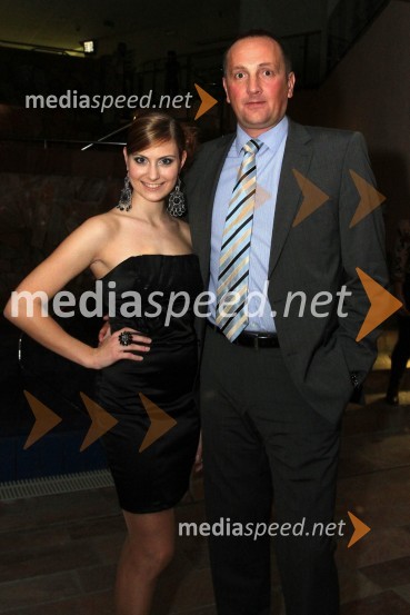 Kristina Kurent, Lepa soseda 2009 in Iztok Race, direktor prodaje za Mazdo pri podjetju A-cosmosLepa soseda 2010 je postala Tina Starc