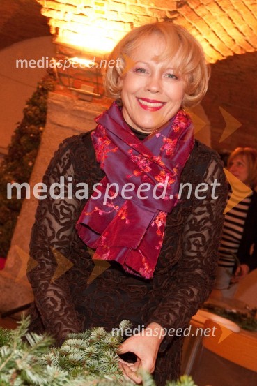 	Mojca Makuc, modna oblikovalkaIzdelovanje adventnih venčkov z znanimi Slovenci