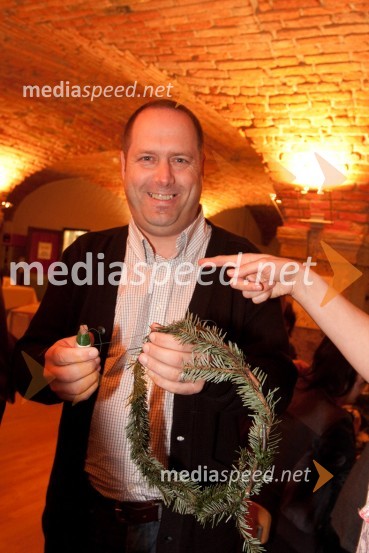 	Robert Bogataj, fotografIzdelovanje adventnih venčkov z znanimi Slovenci