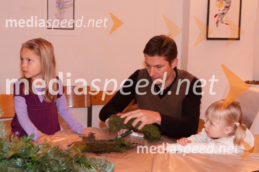 Andraž Vehovar, nekdanji olimpijec s hčerkamaIzdelovanje adventnih venčkov z znanimi Slovenci