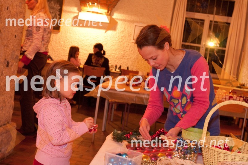 Mojca Fatur, igralka in hči Mila ŠkofIzdelovanje adventnih venčkov z znanimi Slovenci