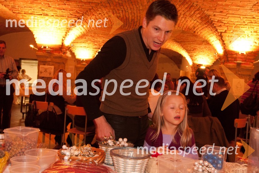 Andraž Vehovar, nekdanji olimpijec s hčerkamaIzdelovanje adventnih venčkov z znanimi Slovenci