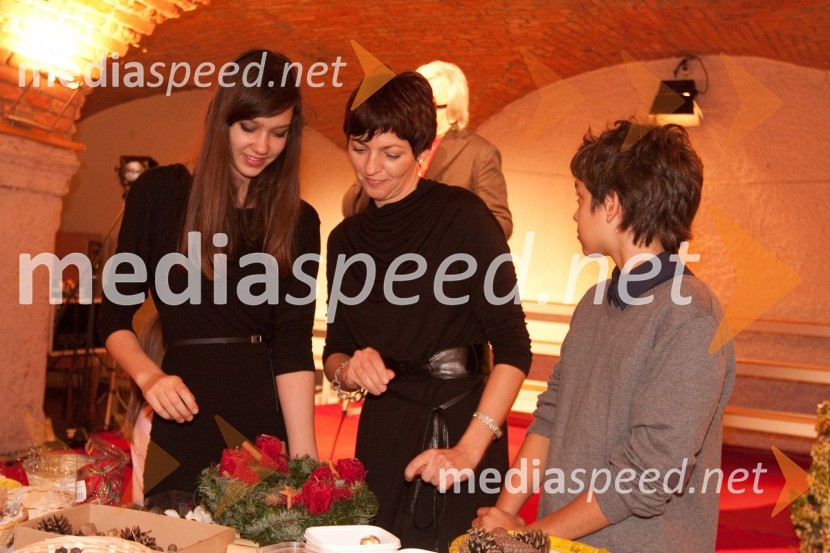 ..., Maja Makovec Brenčič, izredna profesorica na Ekonomski fakulteti in ...Izdelovanje adventnih venčkov z znanimi Slovenci