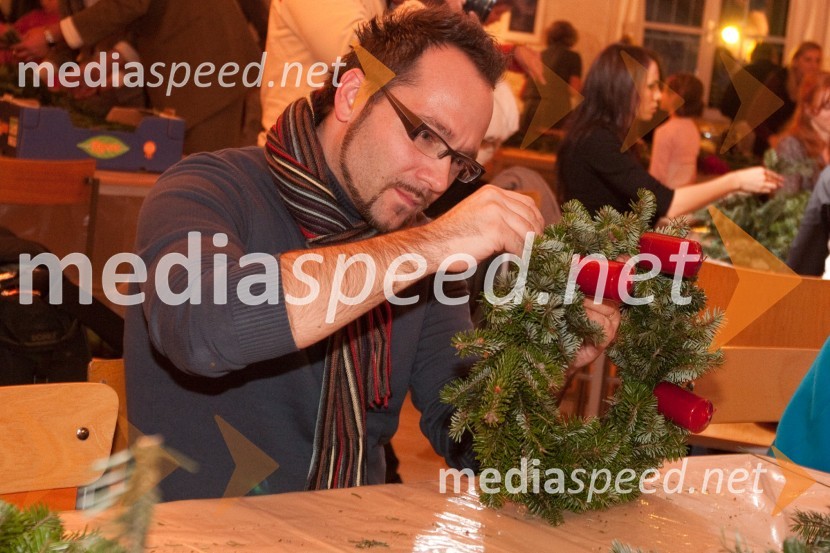 Aljaž Farasin, član skupine EroikaIzdelovanje adventnih venčkov z znanimi Slovenci