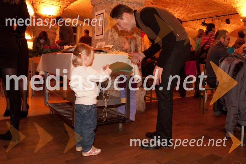 	Andraž Vehovar, nekdanji olimpijec s hčerkamaIzdelovanje adventnih venčkov z znanimi Slovenci