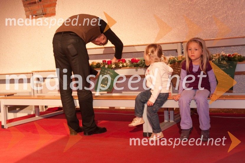 Andraž Vehovar, nekdanji olimpijec s hčerkamaIzdelovanje adventnih venčkov z znanimi Slovenci