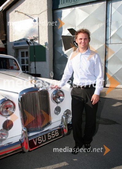 Matej Raščan, direktor in lastnik podjetja podjetja Rašica Point d.o.o. in Delo revije, d.d., ob avtomobilu Jaguar automatic VSU 556Severina - backstage fotografiranja za katalog nove Rašicine blagovne znamke Fabula