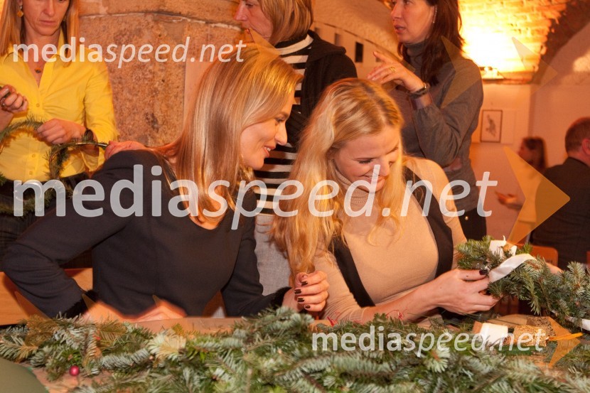 Katarina Kresal, ministrica za notranje zadeve in Eva Moškon, pevka, moderatorkaIzdelovanje adventnih venčkov z znanimi Slovenci