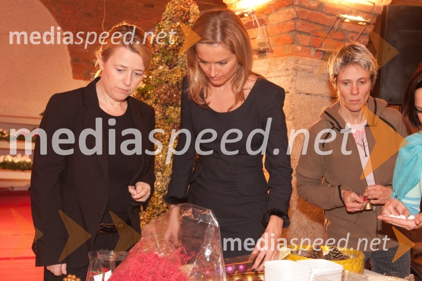 Petra Škofic, vodja odnosov z javnostmi LDS, Katarina Kresal, ministrica za notranje zadeve in Nataša Tič Ralijan, igralkaIzdelovanje adventnih venčkov z znanimi Slovenci