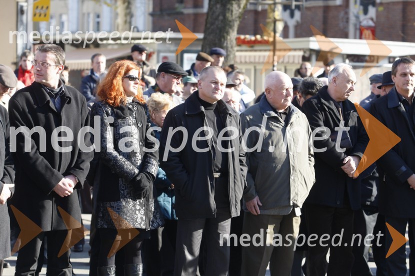 Boštjan Viher, mestni svetnik Mestne občine Maribor, Milica Simonič Steiner, direktorica Mestne uprave Maribor, Franc Kangler, župan Mestne občine Maribor, ..., Janez Ujčič ter Tomaž Kancler, podžupana Mestne občine MariborSlovesnost ob zaključku obnove spomenika NOB
