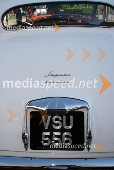 Oldtimer Jaguar automatic VSU 556Severina - backstage fotografiranja za katalog nove Rašicine blagovne znamke Fabula