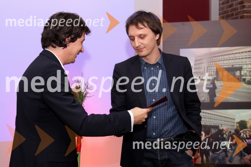 Grega Repovž, predsednik Društva novinarjev Slovenije in odgovorni urednik Mladine ter Marjan Horvat, novinar tednika Mladina in prejemnik nagrade za dosežke mladih novinarjevPodelitev novinarskih nagrad Bratstvo resnice