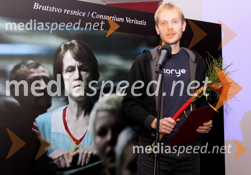 Matjaž Rušt, fotoreporter spletnega portala Siol.net in prejemnik nagrade za izstopajoče stvaritve s področja novinarske fotografije v letu 2010, za fotografijo delavke Preventa (zadaj)Podelitev novinarskih nagrad Bratstvo resnice