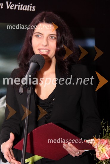 Jelena Aščić, novinarka TV Slovenija in prejemnica nagrade za izstopajoče novinarske stvaritve v letu 2010Podelitev novinarskih nagrad Bratstvo resnice