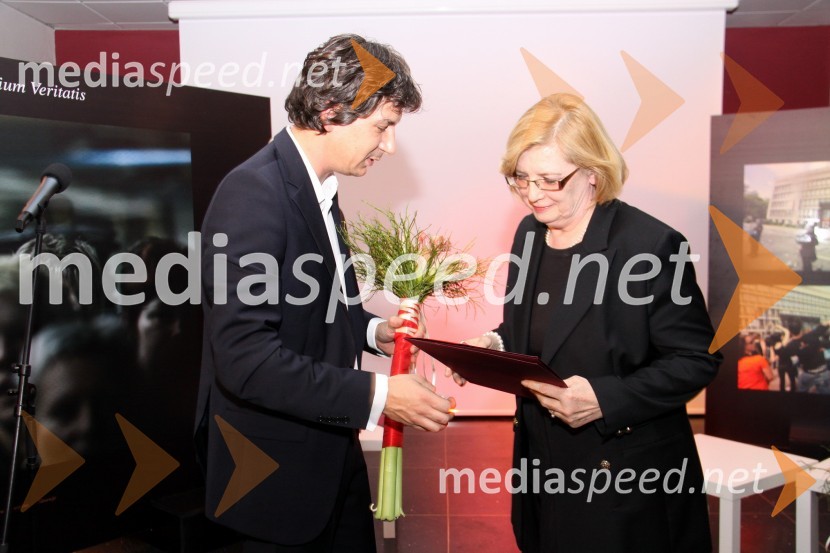 Grega Repovž, predsednik Društva novinarjev Slovenije in odgovorni urednik Mladine ter Blanka Doberšek, dolgoletna komentatorka, novinarka in urednica Zunanje politične redakcije TV Slovenija ter prejemnica nagrade za življenjski prispevek k razvoju slovenskega novinarstvaPodelitev novinarskih nagrad Bratstvo resnice