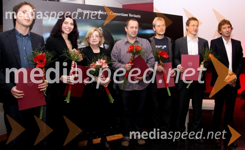 Nagrajenci novinarskih nagrad Consortium Veritatis/Bratstvo resnice za leto 2010: Marjan Horvat, Jelena Aščić, Blanka Doberšek, Igor Vidmar, Matjaž Rušt, Jure Bračko in Grega Repovž, predsednik Društva novinarjev Slovenije in odgovorni urednik MladinePodelitev novinarskih nagrad Bratstvo resnice