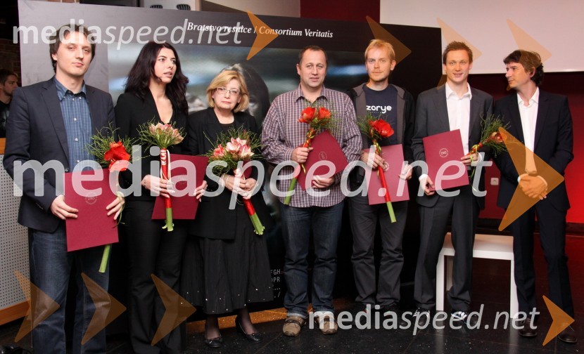 Nagrajenci novinarskih nagrad Consortium Veritatis/Bratstvo resnice za leto 2010: Marjan Horvat, Jelena Aščić, Blanka Doberšek, Igor Vidmar, Matjaž Rušt, Jure Bračko in Grega Repovž, predsednik Društva novinarjev Slovenije in odgovorni urednik MladinePodelitev novinarskih nagrad Bratstvo resnice