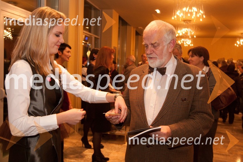 Anja Maršič, hostesa in Mitja Meršol, nekdanji urednik DelaMačka na vroči pločevinasti strehi, premiera v MGL