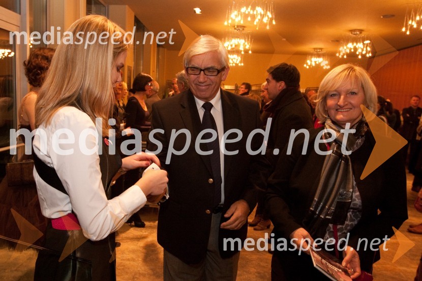 Anja Maršič, hostesa, Aleks Štakul, nekdanji generalni direktor RTV Slovenija in soproga MartaMačka na vroči pločevinasti strehi, premiera v MGL