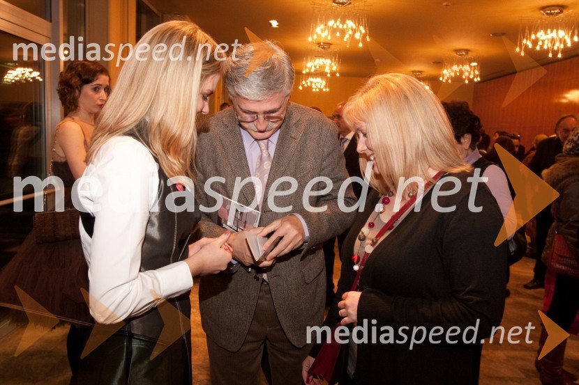 Anja Maršič, hostesa, Petar Radovičć odgovorni urednik razvedrilnega programa TV Slovenija in Vesna Perona, televizijska producentkaMačka na vroči pločevinasti strehi, premiera v MGL