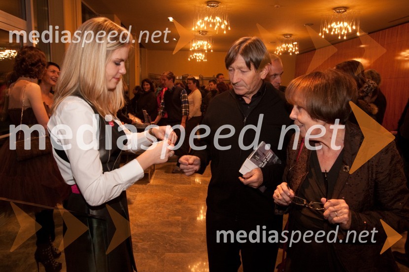 Anja Maršič, hostesa, Gabi Čačinovič Vogrinčič, profesorica na Fakulteti za socialno delo in soprog GezaMačka na vroči pločevinasti strehi, premiera v MGL