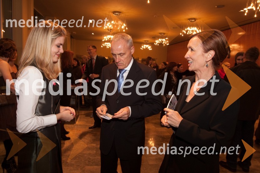 Anja Maršič, hostesa in Barbara Brezigar, generalna državna tožilka s spremljevalcemMačka na vroči pločevinasti strehi, premiera v MGL