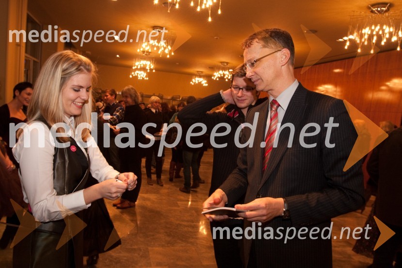 Anja Maršič, hostesa in Igor Lukšič, minister za šolstvo in športMačka na vroči pločevinasti strehi, premiera v MGL