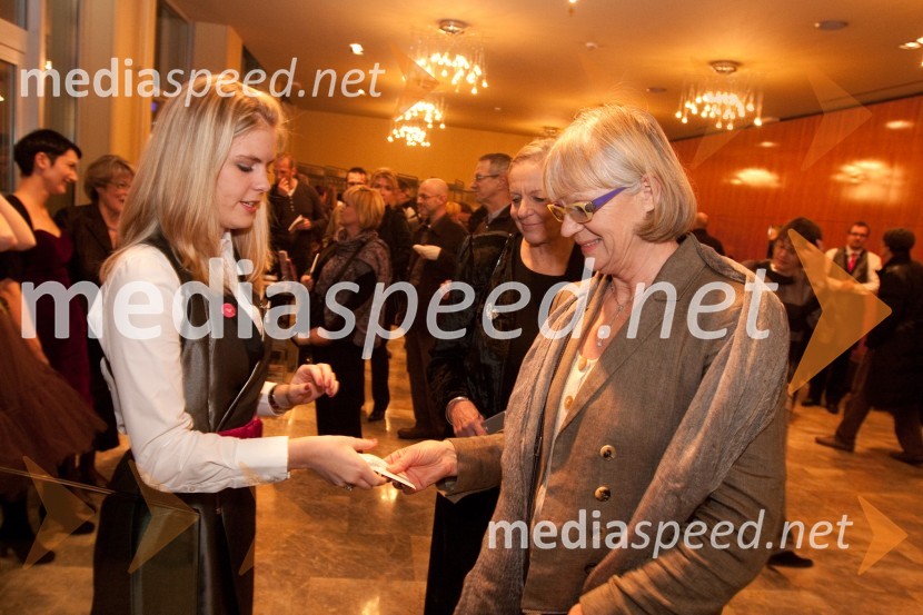 Anja Maršič, hostesa in Nataša Kelhar, kulturna menedžerkaMačka na vroči pločevinasti strehi, premiera v MGL