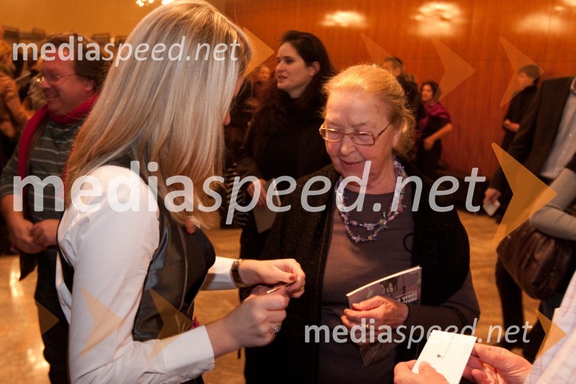 Anja Maršič, hostesa in Iva Zupančič, igralkaMačka na vroči pločevinasti strehi, premiera v MGL