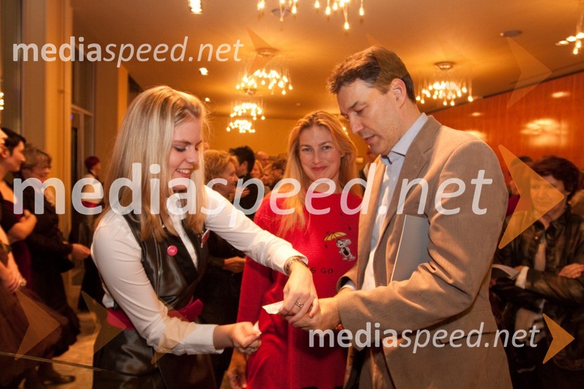 Anja Maršič, hostesa in Matija Šenk, predsednik uprave KD Življenje zavarovalnica d.d. s soprogoMačka na vroči pločevinasti strehi, premiera v MGL