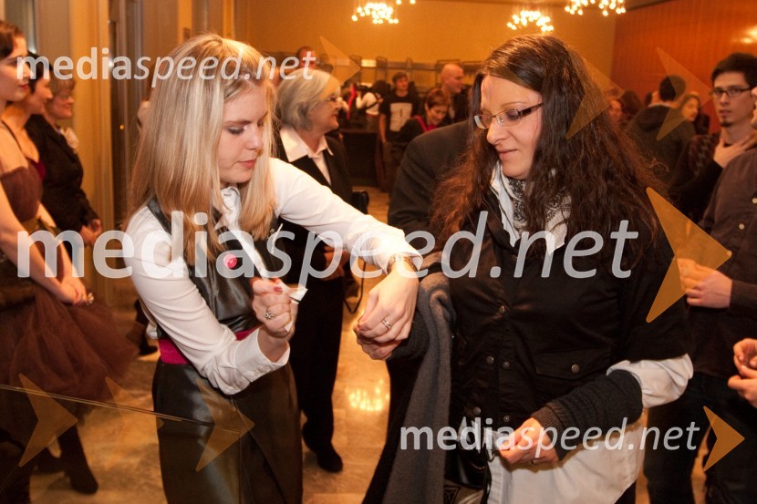 Anja Maršič, hostesa in Tatjana Ažman, dramaturginjaMačka na vroči pločevinasti strehi, premiera v MGL