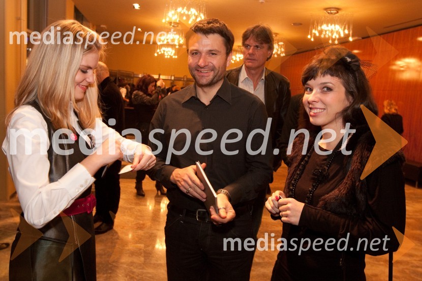 Anja Maršič, hostesa, David Stonič, menedžer in Vesna Zornik, pevkaMačka na vroči pločevinasti strehi, premiera v MGL