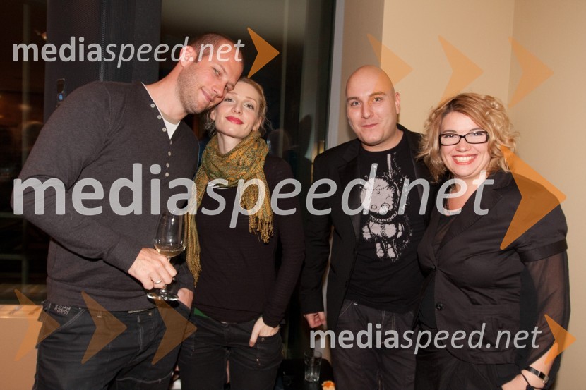 Jelena Proković, kostumogafinja s spremljevalce, Boštjan Gombač, glasbenik in Ivana Djilas, direktorica Prešernovega gledališča KranjMačka na vroči pločevinasti strehi, premiera v MGL