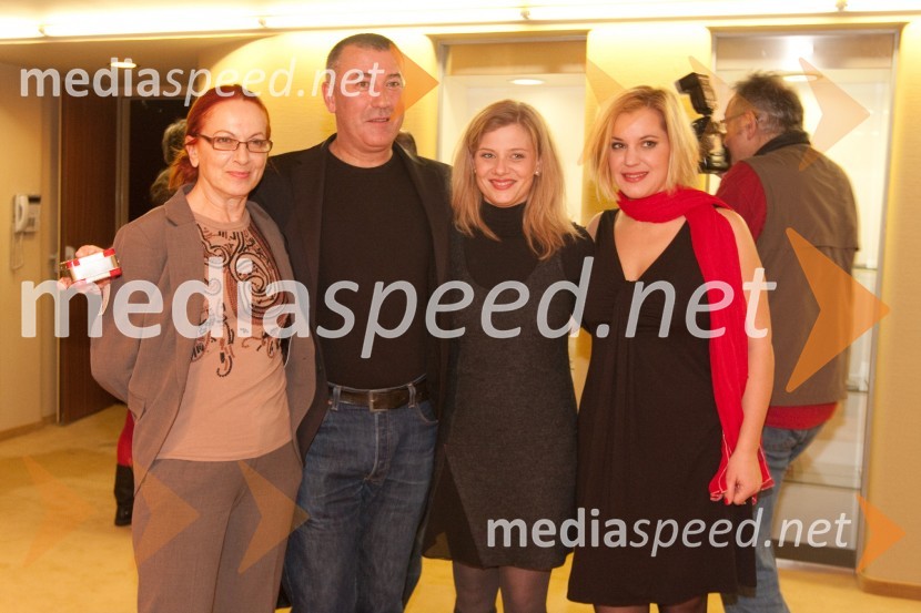 Jožica Avbelj, igralka, Ivica Buljan, režiser, Jana Zupančič in Karin Komljanec, igralkiMačka na vroči pločevinasti strehi, premiera v MGL