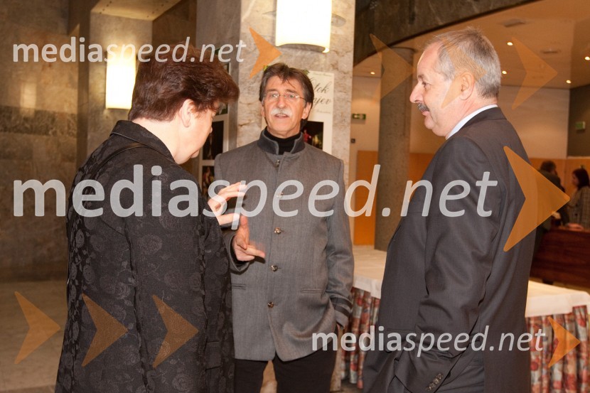 Jožko Čuk, direktor SNG Nova Gorica, Marjan Mateta, podpredsednik GZS s soprogoSovražnik ljudstva, premiera v SNG Nova Gorica